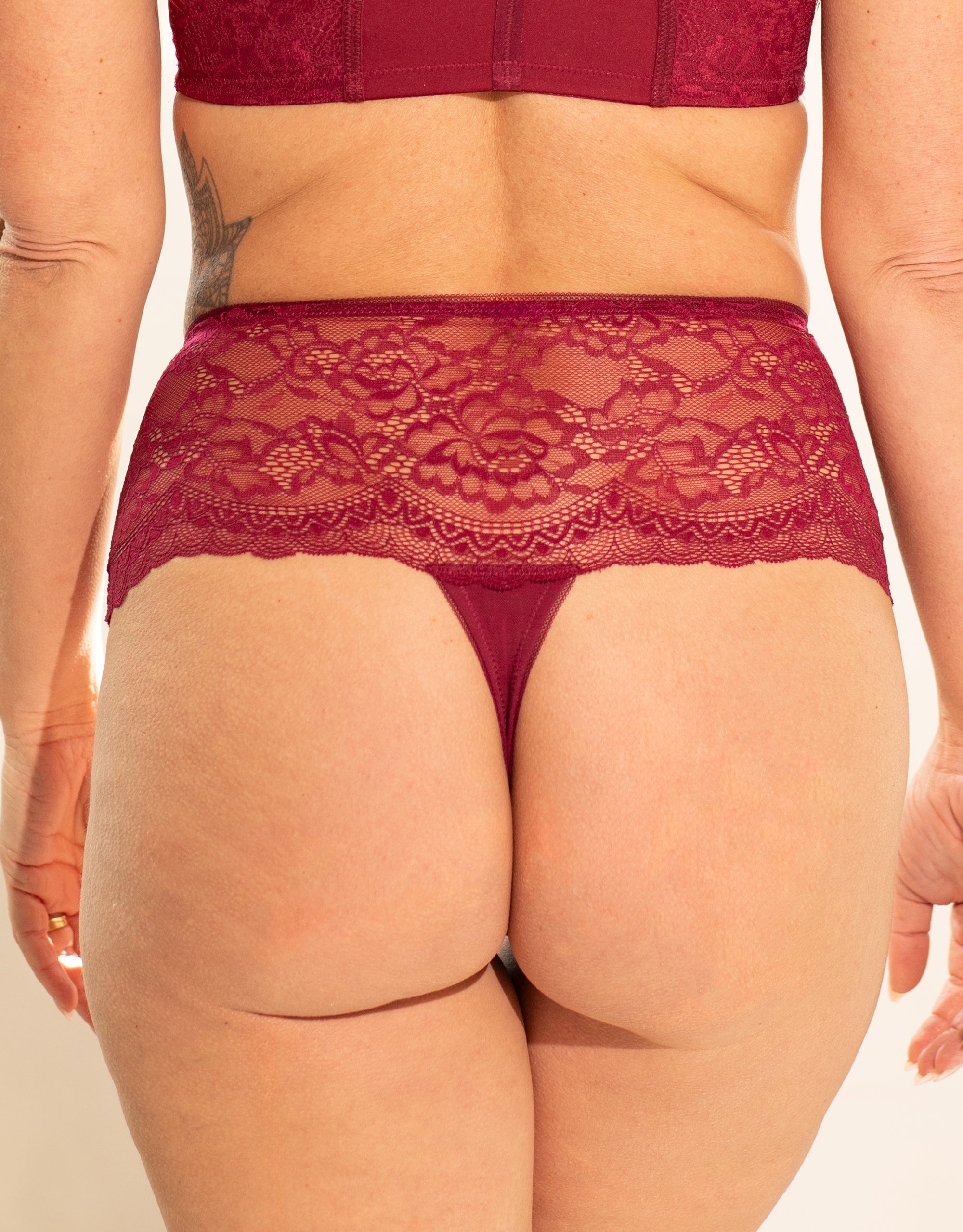 High-String "Lace Basic" bordeaux