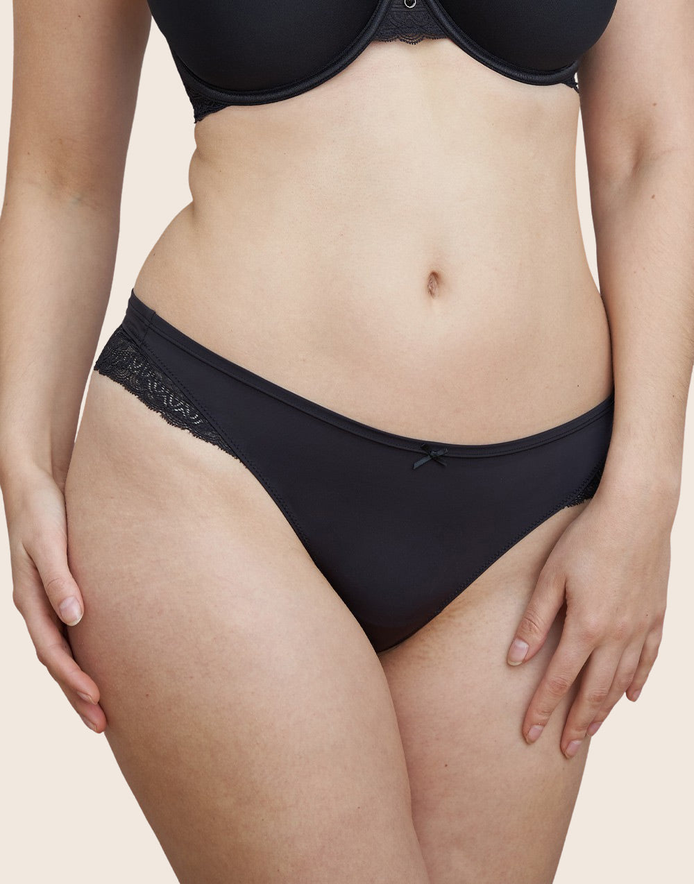 String "Lucy" black
